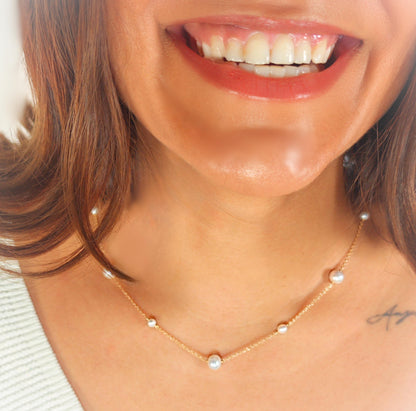 Gold necklace with pearls